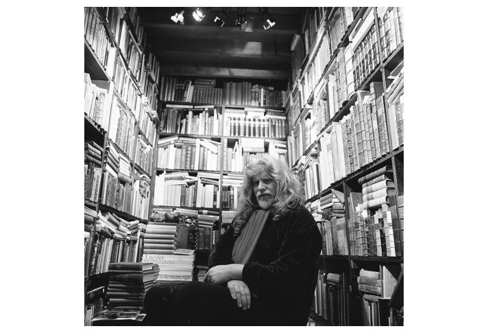 Lenkiewicz in his library in 1990. Photo by Sian Hemmings.